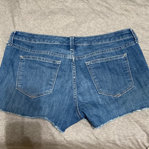 Gap 1969 summer cut-offs 30 - Picture 2 of 3